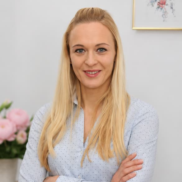 Portret mgr Kariny Jachymek, fizjoterapeutki specjalizującej się w fizjoterapii dzieci i rehabilitacji w Ząbkach.